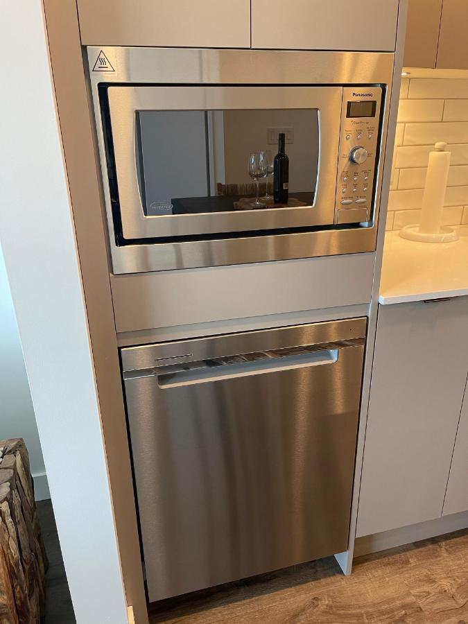 Awesome View 21 Two Bedroom One Bath Downtown Lake View Near Beach Kelowna Kültér fotó